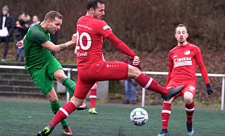 Dornbergs Marc Rustige (l.) erzielt in dieser Szene das zwischenzeitliche 2:2 für den TuS. Foto: Peter Unger - Peter Unger