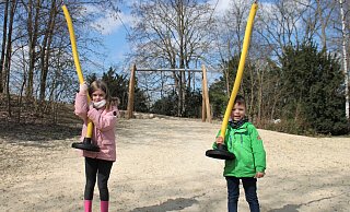 Spielplatz an der Bismarckstraße: Lara Sophie und Benedikt (beide 6) freuen sich hier schon seit geraumer Zeit über neuen Sand und über eine neue Seilbahn. - Meiko Haselhorst