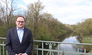 Tim Ostermann zieht für den Rest der Legislaturperiode wieder in den Bundestag ein. Das Foto ist auf der Kronprinzenbrücke, die in Löhne über die Werre führt, entstanden. - Dirk Windmöller