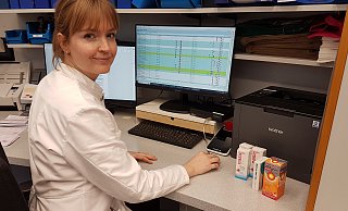 Katja Kesselmeier überprüft die Lieferbarkeit von Medikamenten für Kinder. Dies ist für die Apothekerinnen und Apotheker im Kreis Paderborn zur täglichen Routine geworden. - Birger Berbüsse