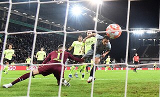 Ein Bünder Junge im Rampenlicht: Etienne Amenyido trifft für den FC St. Pauli zum 1:0, Dortmunds Torhüter Gregor Kobel ist geschlagen. - imago images/Matthias Koch