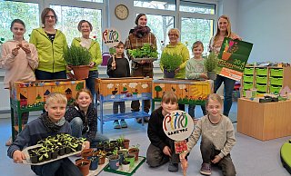 Auf den Blumen- und Pflanzenmarkt in Höxter freuen sich Carina (hinten v.l.), Vanessa Manke und Gabi Schubring (OGS Petrischule), Ella, Daniel Bolinth (FH Höxter), Karin Remmert (Werbegemeinschaft), Amelie, Katharina Vötter (Werbegemeinschaft), Finn (vorne v. l.), Karla, Alina und Ida. - Matthias Reiprich