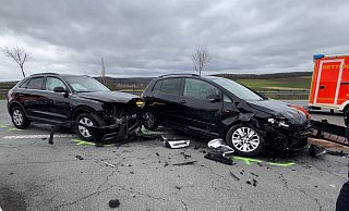Fünf Personen wurden bei dem Unfall auf der B7 bei Warburg verletzt. - Feuerwehr Warburg