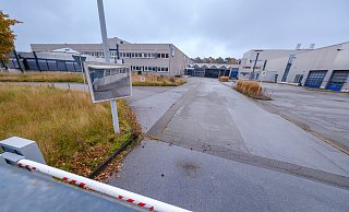 Auf den kleinen Rasenflächen schießt das Gras in die Höhe, die Gebäude des Ex-Druckhauses sehen verwahrlost aus. Eigentümerin ist eine Investmentfirma der Familie Goldbeck. - Andreas Zobe