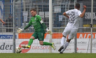 Rückstand: Yassin Ibrahim überwindet den Wiedenbrücker Torhüter Marcel Hölscher in der 40. Minute zur 1:0-Führung für den SV Rödinghausen. - Jens Dünhölter