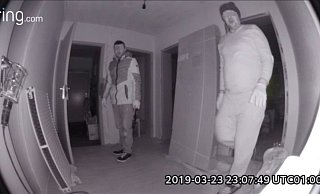 Zwei Einbrecher in einem haus in Enger im jahr 2019. Die Ermittler unterscheiden zwischen zwei Tätergruppen. - Jobst Lüdeking