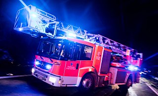 Als die Feuerwehr eintrifft steht der Skoda im Gütersloher Ortsteil Blankenhagen bereits in Vollbrand. - Symbolfoto/dpa