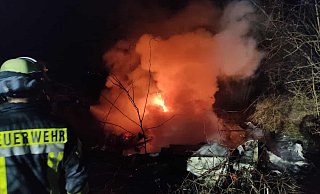 Der Wohnwagen steht am frühen Samstagmorgen in Flammen. - Feuerwehr Höxter