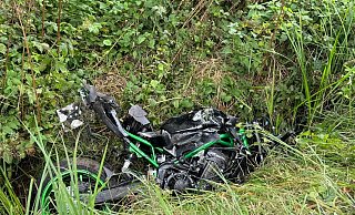 Ein 47-jähriger Motorradfahrer ist aus bislang ungeklärter Ursache von der Fahrbahn abgekommen, gegen einen Baum gefahren und gegen ein Auto geprallt. - Paul Brinkmann