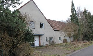 Der Hof und die landwirtschaftlichen Flächen in Ahle werden zum Zwecke der Aufhebung der Erbengemeinschaft durch das Amtsgericht Bünde versteigert. - Anastasia von Fugler