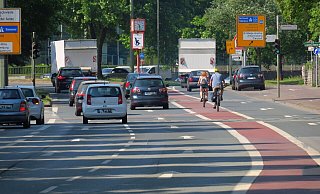 Der Radfahrfahrstreifen (hier auf einem Archivbild), der über den Adenauerplatz führt, soll beseitigt werden. - Kurt Ehmke
