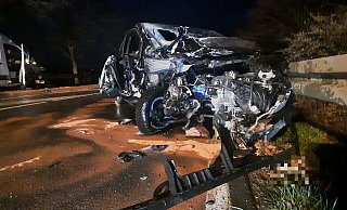 Ein Transporter und ein Kleinwagen stoßen auf der K46 bei Lüchtringen zusammen. - David Schellenberg