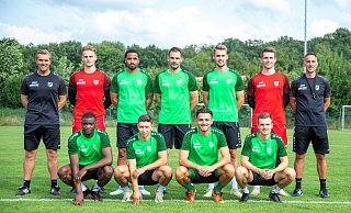 Gute Laune beim Auftakt: Die Trainer Carsten Rump (l.) und Massimilian Porcello (r.) mit den Neuzugängen. - Joel Beinke