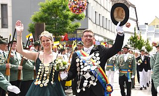 Die Schützen jubeln, die Regenten auch: Judith und Lars Jubitz beim Umzug durch Höxter. - Thomas Kube