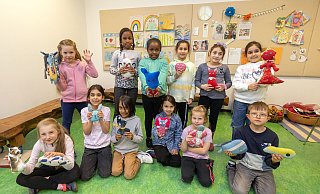 Im Rahmen des Projektes haben 13 Schüler ein eigene "Wunderwesen" gebastelt und ein Bilderbuch erarbeitet. - Oliver Krato