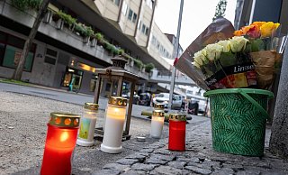 Nachdem der Tod des Gewaltopfers bekannt geworden ist, sind am Tatort in der Paderborner Marienstraße Blumen und Kerzen niedergelegt worden. - Niklas Tüns