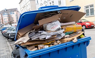 Damit die Mülltonnen nach den Feiertagen nicht übervoll werden, setzt die Stadt Gütersloh Papiermobile ein. - picture alliance/dpa
