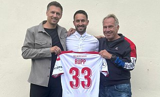 Kassels Neuzugang Lukas Rupp (M.) mit seinem ehemaligen Paderborner Teamkollegen Sören Gonther (l.), der nun Sportchef beim KSV Hessen Kassel ist, und dem KSV-Vorstandsvorsitzenden Jens Rose. - KSV Hessen Kassel