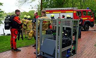 Taucher machen sich für den Einsatz im Padersee bereit. Mit mehreren Booten und Drohnen wird das Gewässer in Paderborn abgesucht. - Ralph Meyer