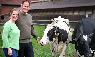 Das Landwirtspaar Andreas und Dennis Strothlüke und die Kühe auf dem Hof an der B61 stehen im Fokus bei einer Sondersendung im WDR. - Andreas Frücht