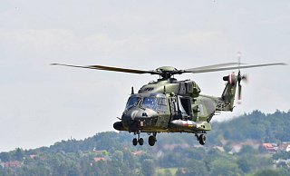Ein Militärhubschrauber ist am 20. Februar in der Nähe von Espelkamp von einem Laser geblendet worden. Dieses Foto zeigt den Transporthubschrauber NH90, der vom Heer und der Marine genutzt wird. Symbolfoto: - IMAGO/Sven Eckelkamp