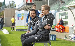 Zuversicht am Spielfeldrand: Das SVR-Trainergespann Jan Stromberg (r.) und Lennard Warweg. - Joel Beinke