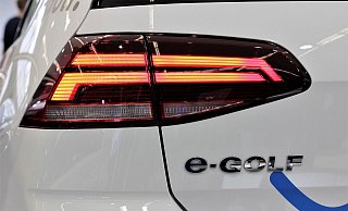 Der weiße Elektro-Golf-Kombi ist als Fahrschulwagen erkennbar. - Symbolfoto: pixabay / Creative Commons