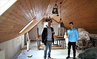 Vorsitzender Helmut Motyl (l.) und sein Stellvertreter Serkan Akkus unterm Dach des Gebäudes, wo ein Raum für die Kinder und Jugendlichen entsteht. - Simone Flörke