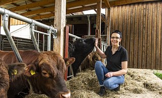 Bei der Online-Fleischmanufaktur „Fred & Fred" ist Landwirtin Melanie Meßler für den Fleischeinkauf zuständig. Sie selbst züchtet Rinder. - Irina Jansen
