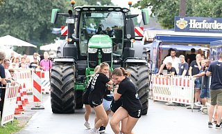 Hunderte Zuschauer feuerten im vergangenen Jahr die Mannschaften beim Traktor-Pulling an. - Claus Frickemeier