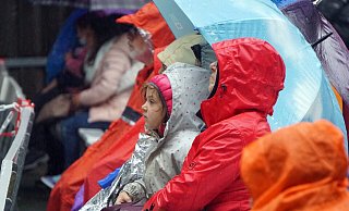 Regenfest einpackt wie im Herbst – und das im August – lassen sich diese jungen Zuschauer den Spaß auf der Freilichtbühne Kahle Wart vom schlechten Wetter nicht vermiesen. - Michael Grundmeier