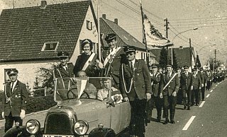 Ende der 1960er Jahre stellte das Automuseum Nettelstedt gern ein Fahrzeug für die Ausfahrt zur Verfügung, hier ein Fiat 501 von 1923. - Schützenverein Concordia Husen-Nettelstedt