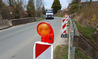 Für die Brückenbauarbeiten in Nieheim muss der Schwerlastverkehr große Umleitungen fahren. Foto: David Schellenberg - David Schellenberg