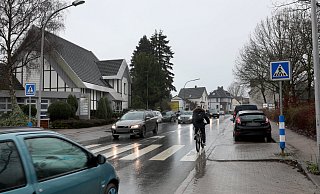 Am Zebrastreifen auf dem Kiebitzstraße - das Gemeindehaus befindet sich im Hintergrund - bemängelt die Gemeinde die fehlende zweifarbige Beleuchtung. - Frank-Michael Kiel-Steinkamp
