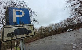 Die beiden Männer fuhren mit dem Verkäufer zu diesem Parkplatz am Herzogweg in Spradow. Fotos: Florian Weyand - Florian Weyand