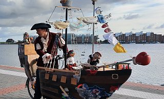 Die rollende Piratenkogge legt auch im Aqua Magica Park an. - Aqua Magica