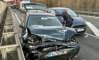 Der Golf schleuderte gegen die Leitplanke der B64. - Ralph Meyer