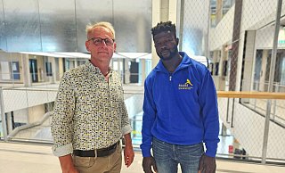 Dachedeckermeister Stefan Raabe aus Lemgo mit seinem Mitarbeiter Awine Ayaba aus Ghana. Der 30-Jährige ist seit knapp neun Jahren ein fester Bestandteil des Teams. - Janet König