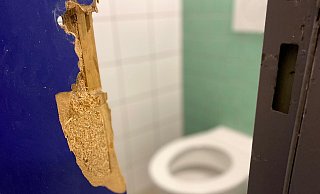 Aus dieser Toilette-Kabine in der Janusz-Korczak-Schule am Gütersloher Sportzentrum Süd konnte sich der Bielefelder Trainer nicht eigenständig befreien. - Christian Bröder