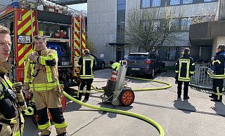 Mit einem Großaufgebot musste die Feuerwehr am Montag zum HDZ ausrücken. An den Brandort gelangten die Einsatzkräfte von der nördlichen Seite des Hauptgebäudes über ein Treppenhaus. Später entdeckten Feuerwehrmänner noch einen zweiten Brandort im Erdgeschos. - Nicole Bliesener