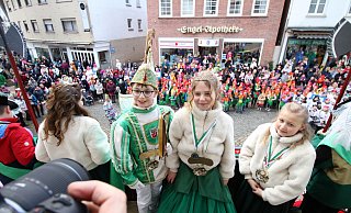 Das Kinderprinzenpaar Prinz Jannes, der trommelnde Entdecker, und Prinzessin Noelia, die Perle der Fröhlichkeit, auf der Steinheimer Rathaustreppe. - David Schellenberg