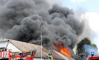 Dunkler Rauch stand über dem Nebengebäude. Flammen schlugen aus dem Dach. - Polizei Minden-Lübbecke