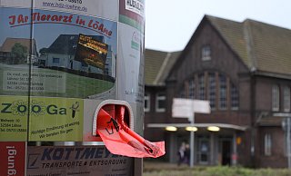 Plastikbeutel für Hundekot gibt es an vielen Mülleimern im Stadtgebiet - unter anderem vorm Bahnhof. Es ist eine von vielen Maßnahmen der Stadt, - Copyright (c) 2013 by Ulf Hanke. All rights reserved.