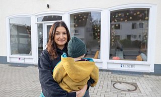 Würden gern hier bleiben, aber der Mietvertrag wird nicht verlängert: Patricia Cuna Rodriguez vor den Räumen ihrer Tagespflege an der Schloßhofstraße. - Oliver Krato
