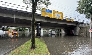 Unter der OWL-Brücke und an den Ab- und Auffahrten staute sich das Wasser. - Paul Brinkmann