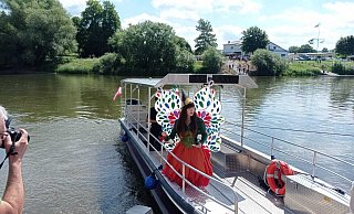 Holli (Mia Waldeyer) tauft die Fähre auf der Weser. Nun gibt es viel Spott und Häme. - Michaela Bast