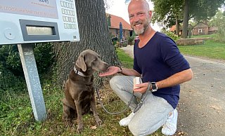 Dirk Rüschoff testet mit Labrador Fiete den Snack-Automat im Kreis Gütersloh. - Markus Voss