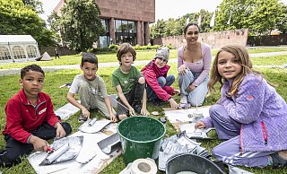 Auch Schülerinnen und Schüler der Laborschule durften im Skulturenpark ihr eigenes künstlerisches Zeichen setzen. - Jörg Dieckmann