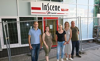 Das Schild hängt schon, doch noch steht der Bauzaun: Bauleiter Detlef Mersch (GMP, v. l.) und das Inscene-Team mit Mandy Neugebauer, Petra Kesting, Christina Klisch und Udo Timmermeister freuen sich, dass die Arbeiten an den neuen Räumlichkeiten für das AWO-Jugendcafé gut vorangehen. - AWO / Julika Kleibohm