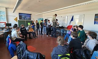 Schüler der Klasse 8c in Aktion. Sie sollen ohne Worte versuchen eine Giraffe darzustellen. Foto: Torben Schellenberg - Torben Schellenberg